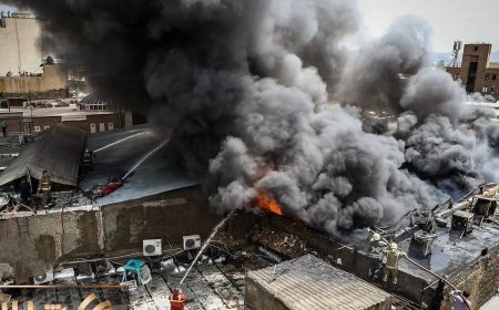 آتش‌سوزی در بازار آهن شادآباد؛ خسارت به مغازه‌ها و خودروها