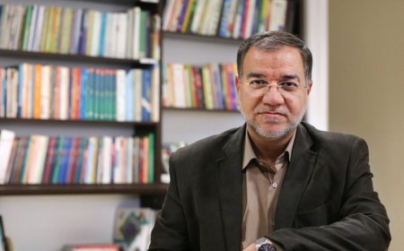 انتقاد رجانیوز از عدم تکذیب سخنان مجید انصاری توسط مهدی فضائلی