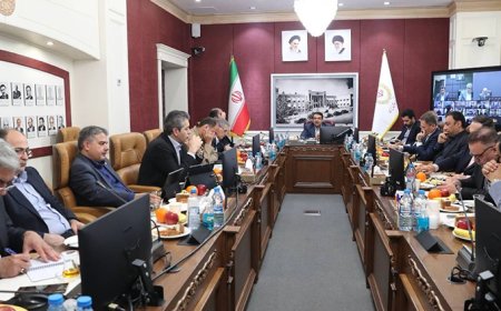 اهداف عملیاتی و بسته سیاست اعتباری بانک ملی ایران در سال ۱۴۰۴ ابلاغ شد / تاکید نجارزاده بر تحقق شعار سال و ادامه خروج از بنگاهداری