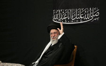 حضور تاریخی رهبر انقلاب در مراسم شب عاشورا؛ تقویت وحدت ملی و پیام مقاومت به جهان